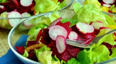 cibo insalata di verdura, mangiare sano